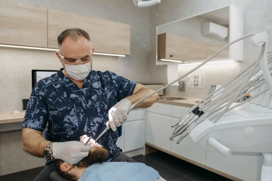 ile zarabia dentysta - jak wyglądają zarobki w swoim własnym gabinecie stomatologicznym?