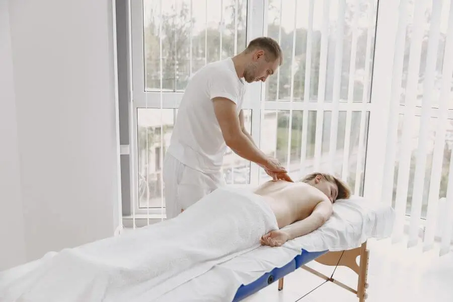 ile zarabia masażysta - jak zostać masażystą? Technik masażysta
