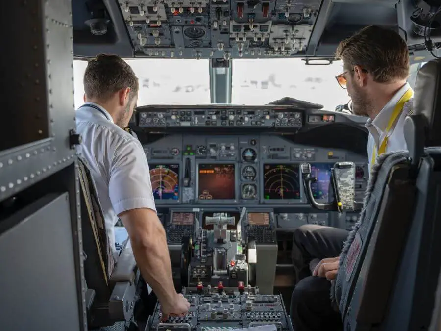 ile zarabia pilot samolotu - jak wyglądają obowiązki pilota?