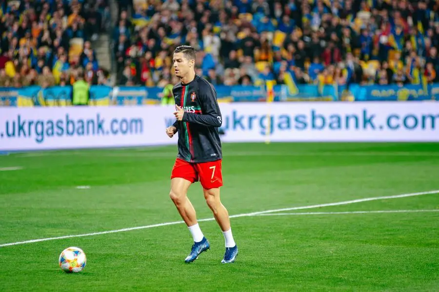 ile zarabia Ronaldo w Manchester United?