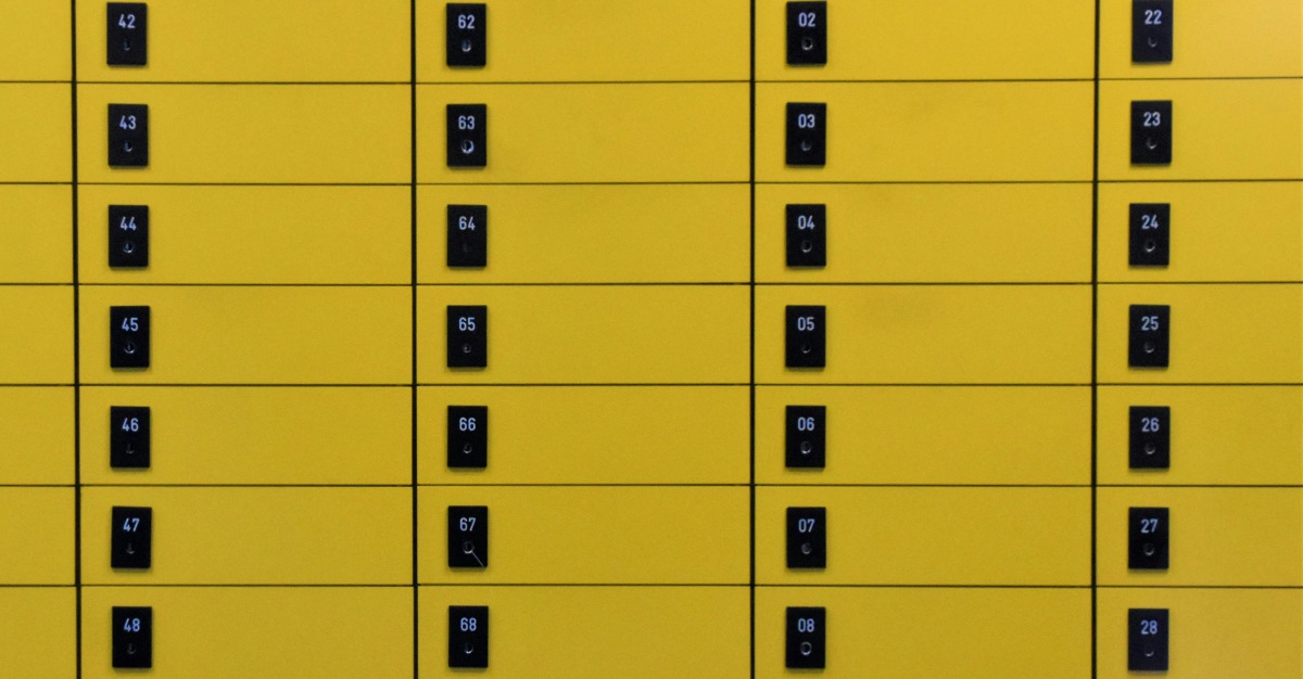 Szafy skrytkowe do przechowywania i zarządzania urządzeniami mobilnymi – inteligentne rozwiązania dla firm stawiających na automatyzację